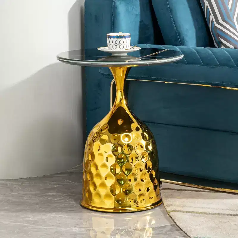 Round Side Table with Iron Tray Top, Gold Metal Hammer Pattern Pedestal, End Table for Sofa, Bedside